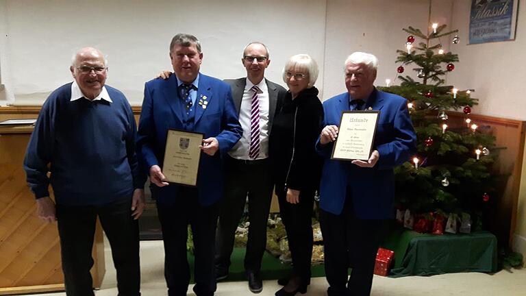 Mit Elmar Baumeister (rechts) und Kurt Werner (2.v. links) wurden bei der Weihnachtsfeier des Wollbacher Männergesangvereins zwei verdiente Sänger für 60 Jahre aktives Singen geehrt. Ihnen gratulierten Ehrenchorleiter Franz Werner (links) sowie Vorsitzender Dirk Stunbenvoll sowie Chorleiterin Eva Duda.