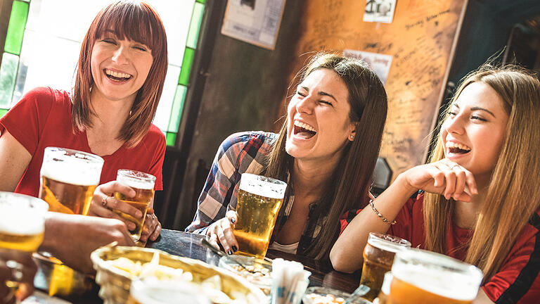 Happy girlfriends women group drinking beer at brewery bar restaurant - Friendship concept with young female friends enjoying time and having genuine fun at cool vintage pub - Focus on left girl       -  Die Bierstadt Bamberg bietet für einen JGA eine Vielzahl an Möglichkeiten. An erster Stelle natürlich: Brauereien.