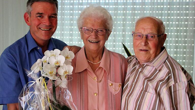 Bürgermeister Peter Kornell (links) beglückwünschte Betty und Günter Koch zur eisernen Hochzeit.