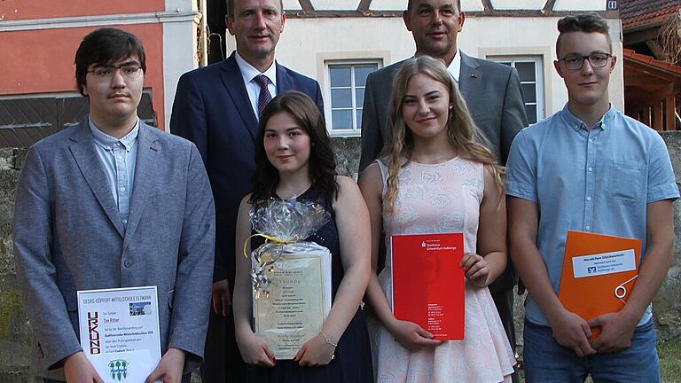 Unter den Schulbesten beim qualifizierenden Mittelschulabschluss (vordere Reihe von links) Tim Ritter, Evelin Janzen, Julia Ternowez und Sebastian Klarmann mit 1. Bürgermeister Michael Ziegler und Rektor Raimund Willert (hintere Reihe von links).