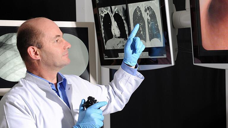 Dr. Bernd Seese bei einer Bronchoskopie-Untersuchung im Thoraxzentrum Münnerstadt. Die Klinik ist auf Lungen- und Atemwegserkrankungen spezialisiert. Foto: Claudia Löwinger.       -  Dr. Bernd Seese bei einer Bronchoskopie-Untersuchung im Thoraxzentrum Münnerstadt. Die Klinik ist auf Lungen- und Atemwegserkrankungen spezialisiert. Foto: Claudia Löwinger.