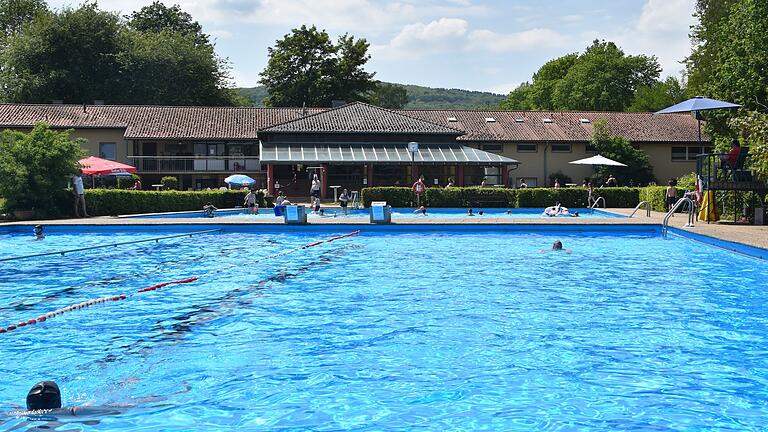 Ab sofort kann man sich im Fladunger Freibad wieder ins kühle Nass stürzen.