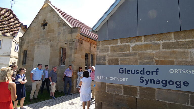 Vor seiner Sitzung in Pfarrweisach besichtigte der Kulturausschuss des Landkreises die Synagoge in Gleusdorf.