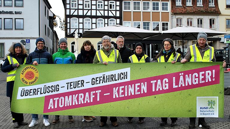 Erinnerung an Fukushima: Die Kreisgruppe des Bund Naturschutz fordert mit einer Mahnwache die Einhaltung des Ausstiegs aus der Atomkraft.