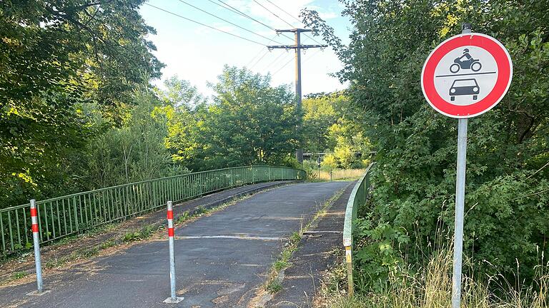 Die Brücke zum Tennisgelände in der Häfnergasse in Gemünden.