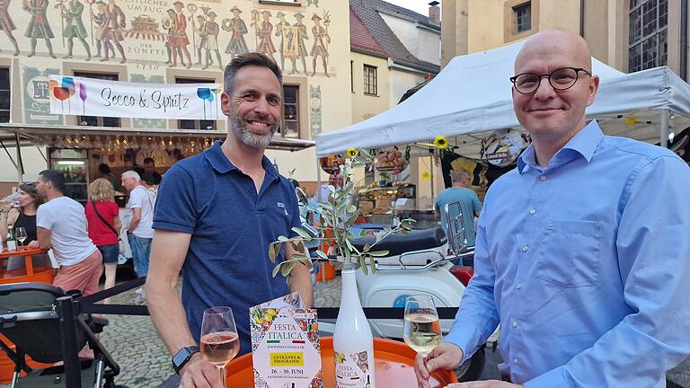 Oberbürgermeister Dirk Vogel (rechts) und Joachim Krohn von der Eventmanagement-Firma Zametzer und Krohn eröffneten die Festa Italica mit einem Gläschen italienischen Wein. - Oberbürgermeister Dirk Vogel (rechts) und Joachim Krohn von der Eventmanagement-Firma Zametzer und Krohn eröffneten die Festa Italica mit einem Gläschen italienischen Wein. Oberbürgermeister Dirk Vogel (rechts) und Joachim Krohn von der Eventmanagement-Firma Zametzer und Krohn eröffneten die Festa Italica mit einem Gläschen italienischen Wein. - Oberbürgermeister Dirk Vogel (rechts) und Joachim Krohn von der Eventmanagement-Firma Zametzer und Krohn eröffneten die Festa Italica mit einem Gläschen italienischen Wein.