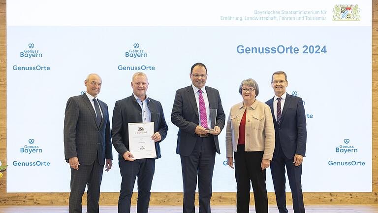 Das Foto zeigt (von links) Johann Niggl, Leitung Abteilung Tourismus, StMELF; Christian Hähnlein (1. Bürgermeister); Staatssekretär Martin Schöffel; Brigitte Horack (1. Vorsitzende Heimatverein Castell und Gemeinderätin); Richard Balling, stv. Leitung Abteilung Ernährung und Markt, StMELF.