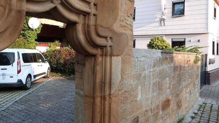 Nur wenige Wochen nachdem die historische Steinpforte in Saal nach der Behebung eines Schadens am Parkplatz hinter der Kirche wieder aufgestellt wurde, ist das Denkmal schon wieder angefahren worden.