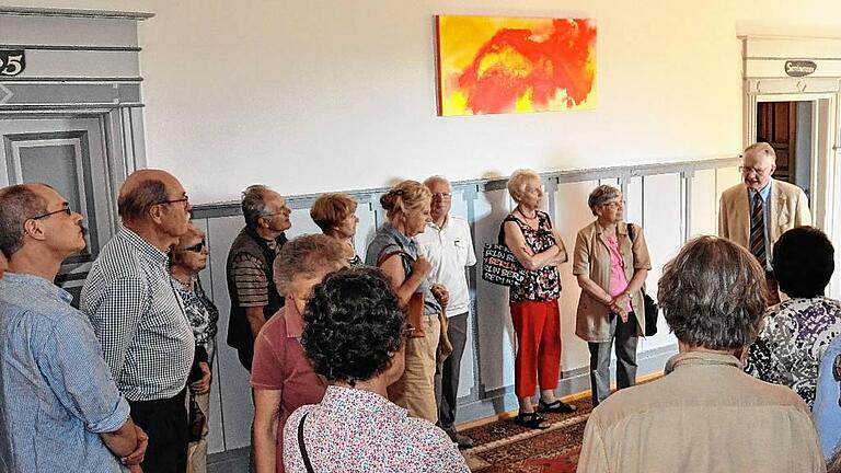 Schlossherr Maximilian Freiherr Truchseß von Wetzhausen (hinten rechts) führte die Besuchergruppe durch die Bettenburg.