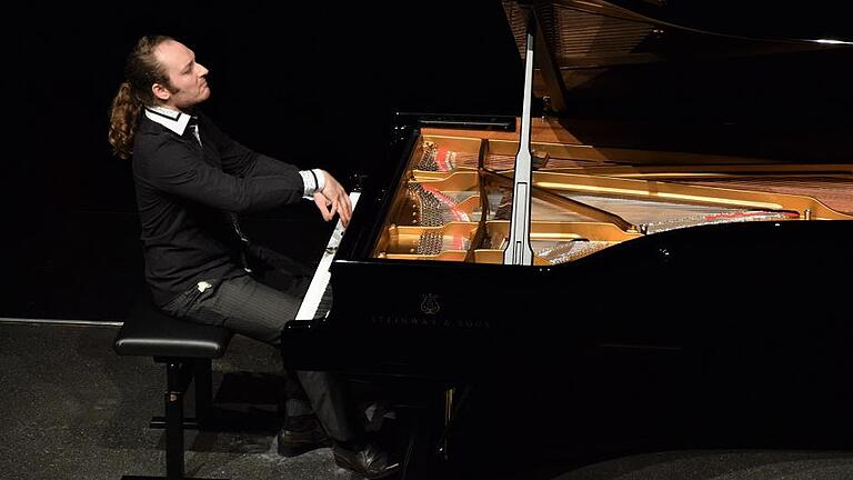 350 Besucher bei Nikolai Tokarev in der Stadthalle - (wde/jun) Mit Stücken von Mussorgsky und Liszt begeisterte der 33-jährige russische Starpianist Nikolai Tokarev am Samstagabend rund 350 Besucher in der Lohrer Stadthalle. Sein Auftritt war das im Vorfeld mit Spannung erwartete Highlight aus dem Bereich Hochkultur seit der Eröffnung der Halle Anfang 2016. Das Stadthallenmanagement hatte das Konzert im Vorfeld intensiv beworben, auch und vor allem außerhalb Lohrs. So wiesen in Würzburg große Plakatwände auf das Konzert hin. Daneben rollte das Gesicht des Pianisten seit Monaten auch auf einem Straßenbahnzug durch Würzburg. Stadthallenmanager Thomas Funck zeigte sich zufrieden mit dem Ergebnis. Die Zahl von 350 Besuchern sei für ein Konzert dieser Art in Lohr beachtlich. Einen ausführlichen Text über das Konzert lesen Sie im Kulturteil dieser Ausgabe auf Seite 21. 350 Besucher bei Nikolai Tokarev in der Stadthalle - (wde/jun) Mit Stücken von Mussorgsky und Liszt begeisterte der 33-jährige russische Starpianist Nikolai Tokarev am Samstagabend rund 350 Besucher in der Lohrer Stadthalle. Sein Auftritt war das im Vorfeld mit Spannung erwartete Highlight aus dem Bereich Hochkultur seit der Eröffnung der Halle Anfang 2016. Das Stadthallenmanagement hatte das Konzert im Vorfeld intensiv beworben, auch und vor allem außerhalb Lohrs. So wiesen in Würzburg große Plakatwände auf das Konzert hin. Daneben rollte das Gesicht des Pianisten seit Monaten auch auf einem Straßenbahnzug durch Würzburg. Stadthallenmanager Thomas Funck zeigte sich zufrieden mit dem Ergebnis. Die Zahl von 350 Besuchern sei für ein Konzert dieser Art in Lohr beachtlich. Einen ausführlichen Text über das Konzert lesen Sie im Kulturteil dieser Ausgabe auf Seite 21.