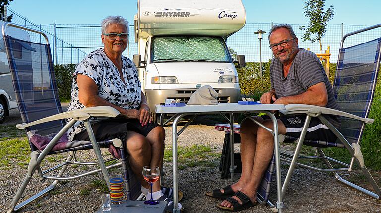 Hedwig und Rolf Späth aus Ludwigsburg erholen sich auf dem Kitzinger Wohnmobilstellplatz.