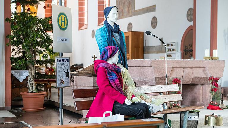 Eine ungewöhnliche Krippe: Statt eines Stalls ist eine Bushaltestelle der Schauplatz der Weihnachtsgeschichte in der Wallfahrtskirche in Retzbach.