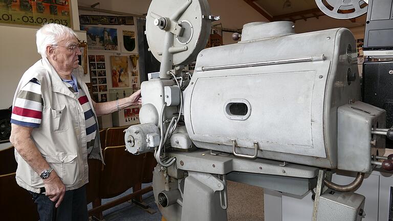 Hans Kempf zeigt bei der Ausstellung in Partenstein 'Schön war die Zeit...' auch den großen Kinoprojektor von Philips mit Bogenlampe und Kohlestiften. Hans Kempf zeigt bei der Ausstellung in Partenstein 'Schön war die Zeit...' auch den großen Kinoprojektor von Philips mit Bogenlampe und Kohlestiften.
