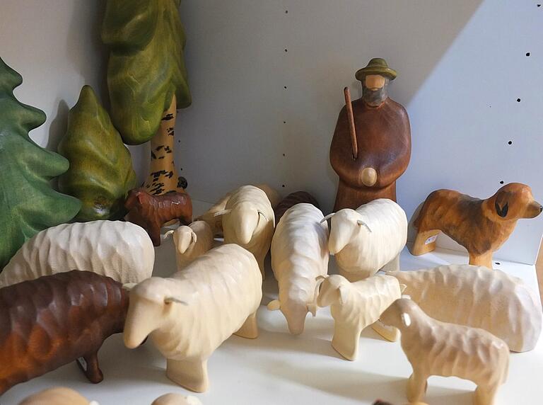 Auch bei dem Schäfer und seinen Schäfchen zeigt sich die schlichte Schönheit der Buntspechtefiguren. Auch bei dem Schäfer und seinen Schäfchen zeigt sich die schlichte Schönheit der Buntspechtefiguren.