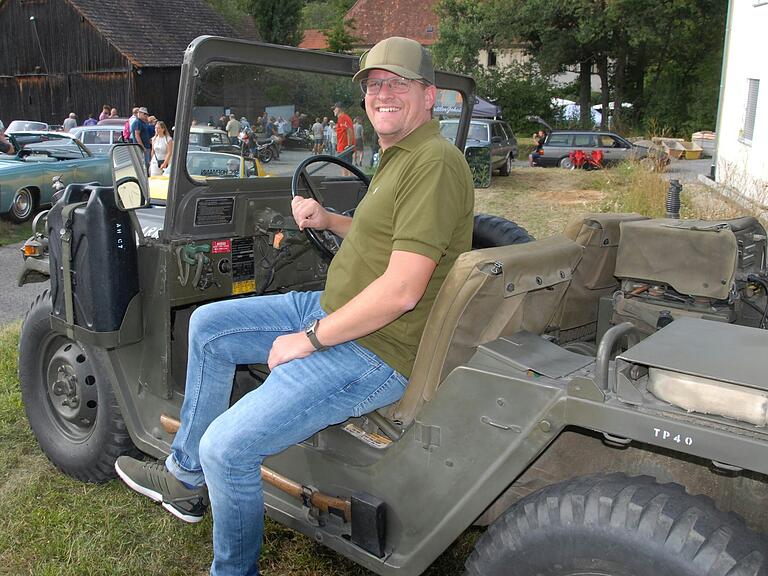 Der Würzburger Adrian Hofmann besitzt seit 20 Jahren einen ehemaligen Jeep der US-Army. Der Würzburger Adrian Hofmann besitzt seit 20 Jahren einen ehemaligen Jeep der US-Army.