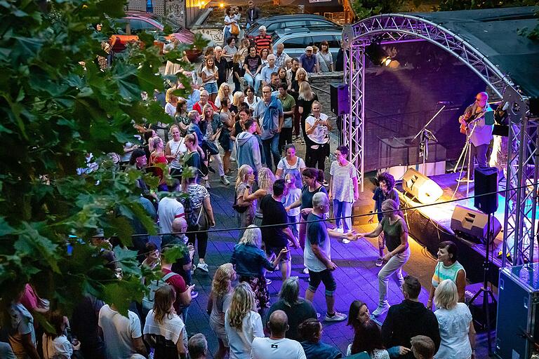Beste Stimmung und viele Menschen auch im Weinland an der Stadtmauer. Beste Stimmung und viele Menschen auch im Weinland an der Stadtmauer.