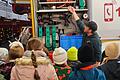 Die interessierten Schülerinnen und Schüler vor dem Feuerwehrauto.