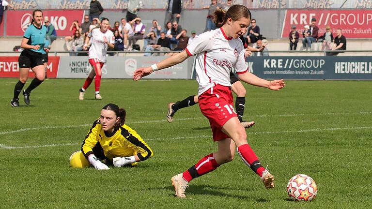 Julia Asam erzielt das 1:0 für die Würzburger Kickers im Bayernliga-Heimspiel gegen den TSV Theuern. Julia Asam erzielt das 1:0 für die Würzburger Kickers im Bayernliga-Heimspiel gegen den TSV Theuern.