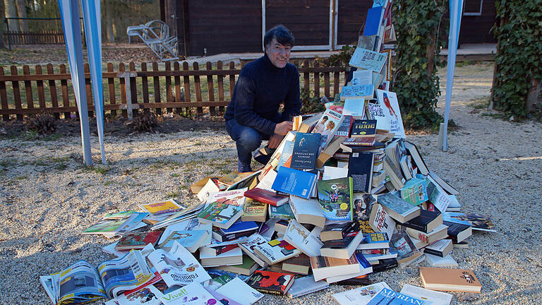 Kito Sino hat in seinen Installationen mehrere Tausend Bücher verarbeitet