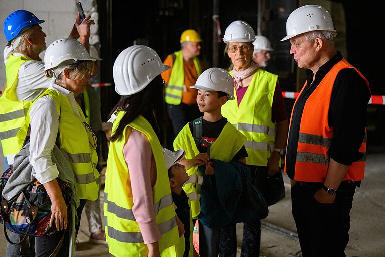 Dirk Terwey, Geschäftsführender Direktor, zeigt am Sonntag (22.09.24) beim Theaterfest am Mainfranken Theater in Würzburg die Fortschritte auf der Baustelle. Das Theaterfest bietet allen kleinen und großen Gästen ein vielfältiges Programm, darunter verschiedene Workshops mit Ensemblemitgliedern und Blicke hinter die Kulissen sowie Premierenmatineen der Produktionen, Maria Stuart, In den Alpen und Medea.