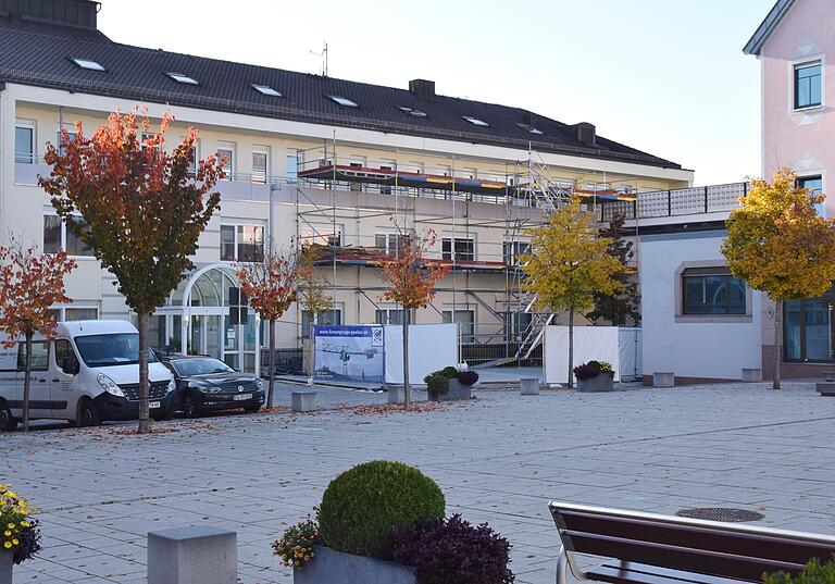 An der Eingangsseite des Krankenhauses Markt Werneck Richtung Balthasar-Neumann-Platz weist ein Gerüst auf die beginnenden Bauarbeiten hin.