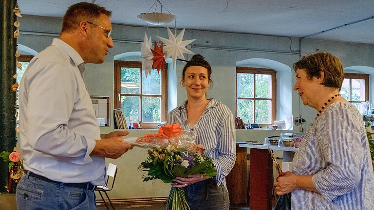 Bei der Betriebsübergabe (von links): Bürgermeister Matthias Bäuerlein, Isabel Dieck-Tummeley und Susanne Lillich.