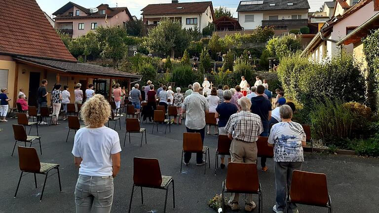 Ein Festgottesdienst zu Mariä Himmelfahrt fand unter freiem Himmel in Oberbalbach statt.