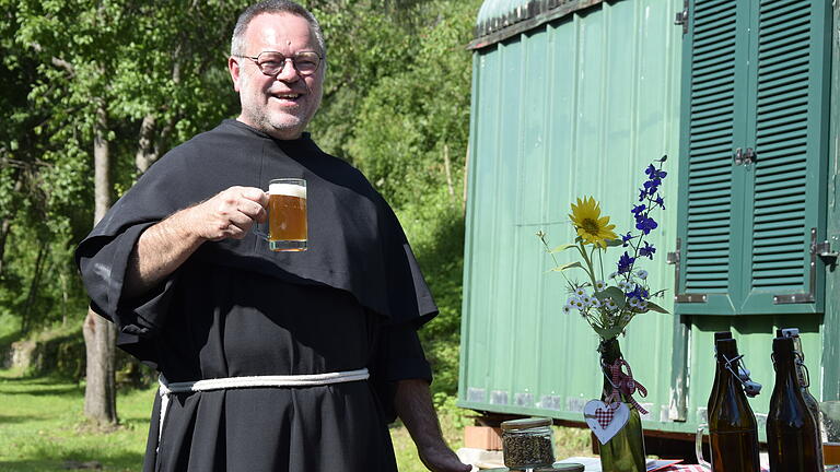 Er ist davon überzeugt, dass der Weg zum Himmel an einem Biergarten vorbeiführt: Bruder Tobias Matheis vom Kloster Schönau.