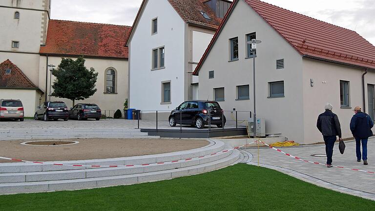 Der Rathaushof hinter dem Rathaus und dessen Anbau (rechts) mit seinen drei Ebenen ist aus baulicher Sicht fertig. Am 26. November soll er offiziell als neues Dorfzentrum in Hausen eröffnet werden. Kleinere Mängel bei der Bauausführung werden noch behoben.