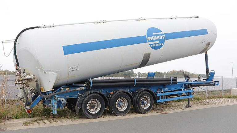 Dieser stählerne Gigant steht seit Jahren herrenlos auf einem öffentlichen Parkplatz im Dettelbacher Gewerbegebiet Ost.