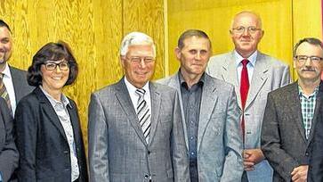 Verabschiedung aus dem Gemeinderat: Die ausscheidenden Gemeinderatsmitglieder stellten sich mit Bürgermeister Heiko Menig zu einem letzten Erinnerungsfoto: (v.l.) Helmut Schmidt (12 Jahre), Heiko Menig (Erster Bürgermeister), Karin Brückner (6 Jahre), Ansgar Navratil (36 Jahre, davon 24 Jahre Zweiter Bürgermeister), Richard Fiederling (12 Jahre), Dieter Pietsch (30 Jahre), Axel Seidenspinner (30 Jahre), Peter Lage (12 Jahre). Auf dem Foto fehlt Christiane Seidenspinner (6 Jahre).