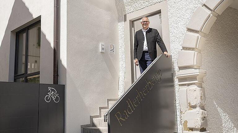 Bürgermeister Peter Kraus vor der Radlerherberge &ndash; sie ist eine von mehreren Unterkünften der &bdquo;Albergo diffuso Mainbernheim&ldquo;.