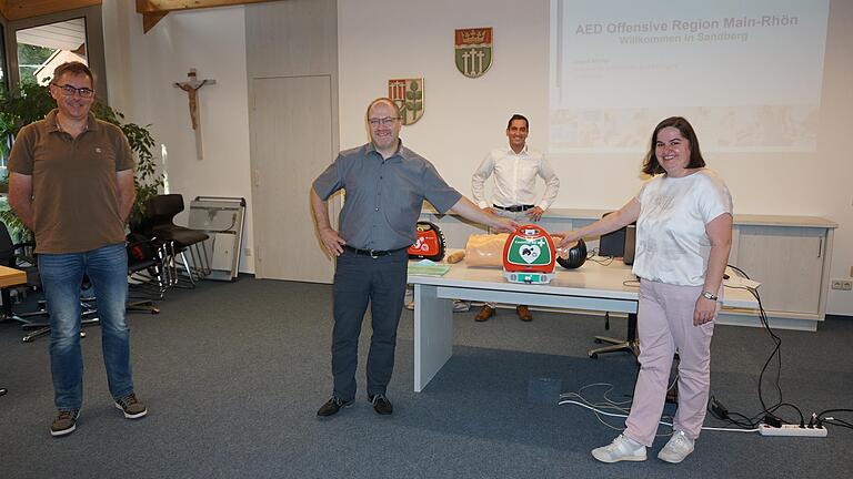 Übergabe des Defibrillators an den Christlichen Caritasverein Sandberg. Das Bild zeigt von links: Jürgen Geis, Jürgen Müller, Florian Hedrich und die Vorsitzende Sonja Reubelt.