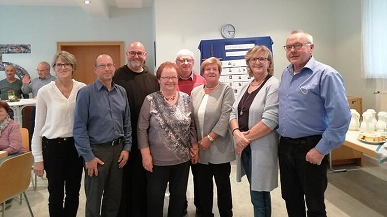 25 Jahre besteht der Seniorenkreis „Vollreife“. Im Bild&nbsp; (von links) Martina Neuweg, Zweiter Bürgermeister Bernd Lussert, Pater Isaak Grünberger, Renate Klein, Pastoralreferent Hermann Menth, Margit Pfaff, Monika Troll und Lorenz Kleinschnitz.