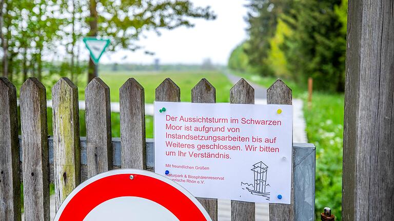 Ein Schild weist am Eingang vom Naturlehrpfad auf die Instandsetzungsarbeiten am Aussichtsturm im Schwarzen Moor hin.&nbsp;