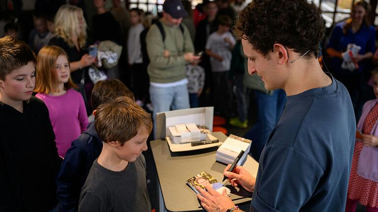 Natürlich durfte Checker Julian auch Autogramme geben.