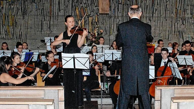 Das Akademische Orchester, ein studentisches Ensemble der Universität Würzburg, stellte in der Kirche &bdquo;Zur Hl. Familie&ldquo; in Karlstadt sein Konzertprogramm des Sommersemesters vor. Unter der Leitung des Dirigenten Markus Popp erklangen Orchesterwerke von Beethoven, Brahms und das Violinkonzert von Aram Chatschaturjan mit der Geigensolistin Johanna Pitroff.