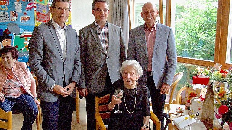 Zum 102. Geburtstag von Gabriele Müller gratulierten der ältesten Bürgerin von Karlstadt in der Heroldaltersheimstiftung Bürgermeister Paul Kruck (rechts), Pfarrer Simon Mayer (Mitte) und Landrat Thomas Schiebel (links).