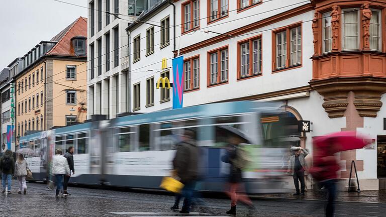 In den 18 neuen Straßenbahnen, die die WSB anschafft, könnte es WLAN, USB-Steckdosen und Klimaanlagen geben. Ob sich diese Investitionen lohnen, diskutiert der Mobilitätsausschuss der Stadt Würzburg am Dienstag.