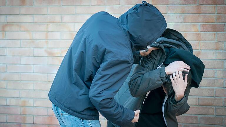 Der Angeklagte verpasste auch dem neuen Partner der Frau&nbsp;einen Faustschlag ins Gesicht. (Symbolbild)