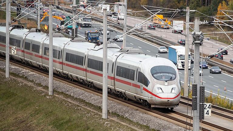 Ein ICE auf der Hochgeschwindigkeitsstrecke zwischen Nürnberg und München: Wie hier entlang der A9 könnte eine neue Schnellstrecke in Franken an der Autobahn A3 gebaut werden.&nbsp;