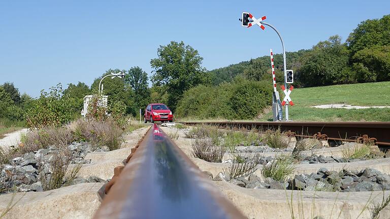 Wer mit dem Fahrrad den Bahnübergang an der Hetschingsmühle bei Ebern passieren möchte, der sollte gut aufpassen (Archivbild).