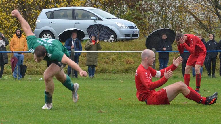Im Sturzflug bejubelt Tim Baumbach (links) vom TSV Ostheim den Ausgleich zum 1:1. Spielführer Marco Sturm von der SG Bastheim/Reyersbach/Stockheim kann es nicht fassen.