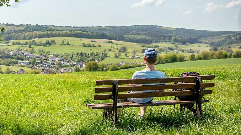 Grüne Wiese, blauer Himmel: Die 'Jossgrundrunde' im Spessart ist der perfekte Tagesausflug in die Natur.&nbsp;