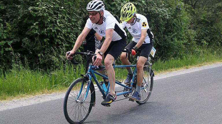 Dreamteam auf dem Tandem: Matthias Diemer (vorne) und Wolfgang Tremer gingen als Staffel in der Triathlon-Jedermanndistanz an den Start.