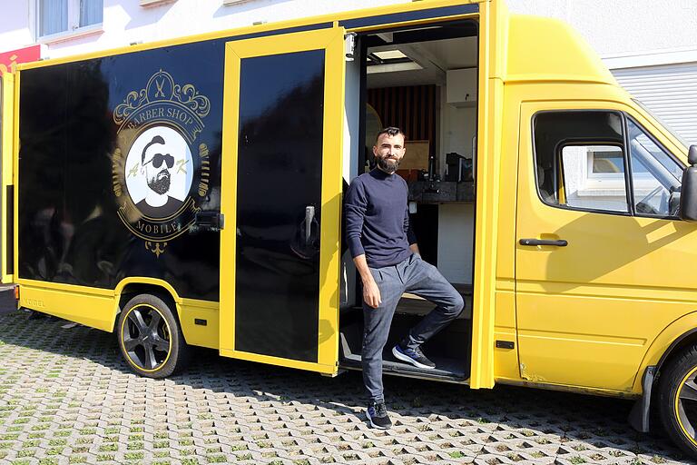 Der mobile Barbershop von Kledjon Allushi. Über ein halbes Jahr lang baute er mit seinem Schwiegervater einen Lieferwagen zu einem Friseurstudio um, um seinen Traum von der Selbstständigkeit auch in der neuen Heimat zu verwirklichen.