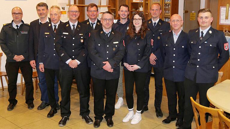 Bei der FFW Hausen wurde eine neue Vorstandschaft gewählt (von links): Kreisbrandmeister Sven Hoveling, Bürgermeister Bernd Schraud, der bisherige langjährige Beirat Gerald Bick, der bisherige 1. Vorsitzende Christian Kraft, 2. Kommandant Jens Spiwek, der neue Vorsitzende und bisher zweite Vorsitzende Daniel Rothenhöfer, Beirat Markus Pfister, Kassiererin Kristina Pfister, 1. Kommandant Andreas Altenhöfer, Schriftführer André Hetterich und der neue zweite Vorsitzende Lukas Wendel. Bei der FFW Hausen wurde eine neue Vorstandschaft gewählt (von links): Kreisbrandmeister Sven Hoveling, Bürgermeister Bernd Schraud, der bisherige langjährige Beirat Gerald Bick, der bisherige 1. Vorsitzende Christian Kraft, 2. Kommandant Jens Spiwek, der neue Vorsitzende und bisher zweite Vorsitzende Daniel Rothenhöfer, Beirat Markus Pfister, Kassiererin Kristina Pfister, 1. Kommandant Andreas Altenhöfer, Schriftführer André Hetterich und der neue zweite Vorsitzende Lukas Wendel.
