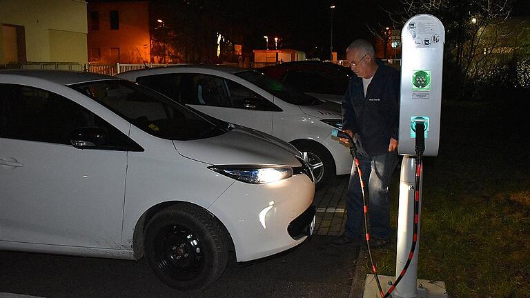 Strom tanken für die Heimfahrt. Rupert Weikert aus Sommerach gönnt seinem Auto noch das eine oder andere Kilowatt. Die Teilnehmer des E-Mobilitäts-Abends nutzten das Angebot der Stadtwerke reichlich.