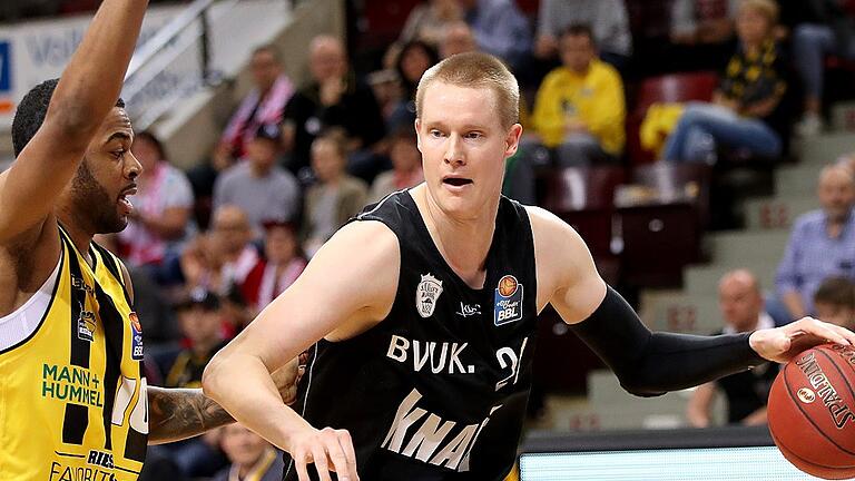 Basketball - easyCredit BBL - MHP RIESEN Ludwigsburg - s.Oliver Wuerzburg       -  Robin Benzing (rechts) ist zurück im Team der Würzburger Basketballer. In Ludwigsburg reichte es dennoch nicht zum Sieg, der den Sprung auf Platz acht bedeutet hätte. Links der Ludwigsburger Adika Peter-McNeilly beim Abwehrversuch.