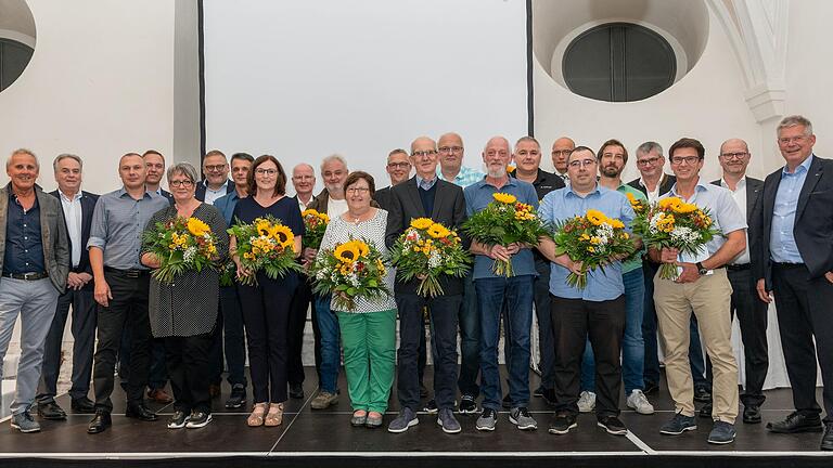 Freudiges Ereignis im Bernhardsaal des Kloster Bronnbach – die Kurtz Ersa Jubilare, die mehr als 25 Jahre Betriebszugehörigkeit haben.&nbsp;